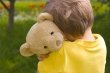 schweigendes Kind hält Teddy im arm Presseberichte